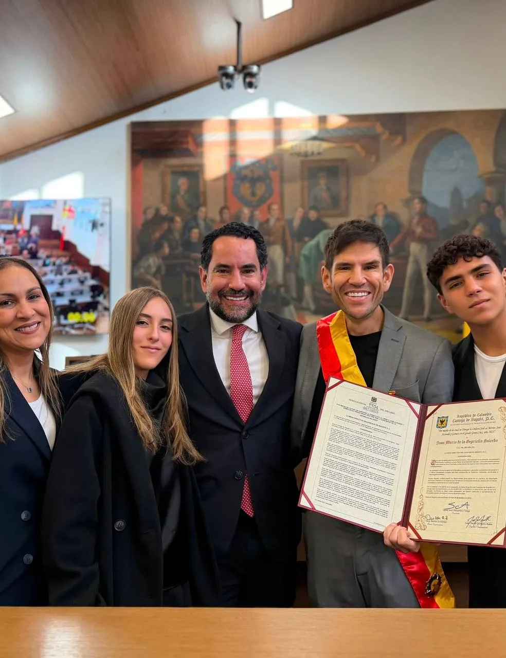 Imagen de Juancho de la Espriella recibe la Orden Civil al Mérito en Bogotá