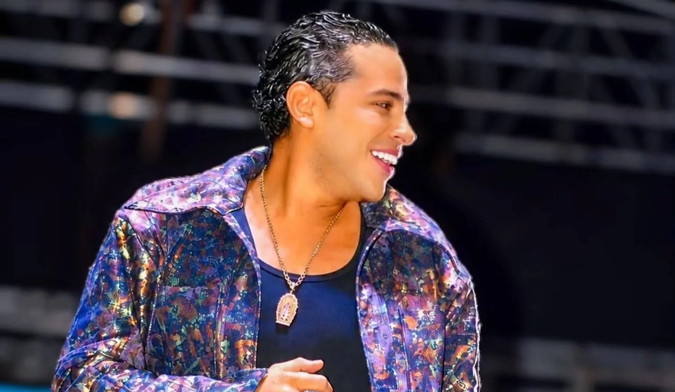 Orlando Liñán sufre aparatosa caída en pleno concierto en Bolívar